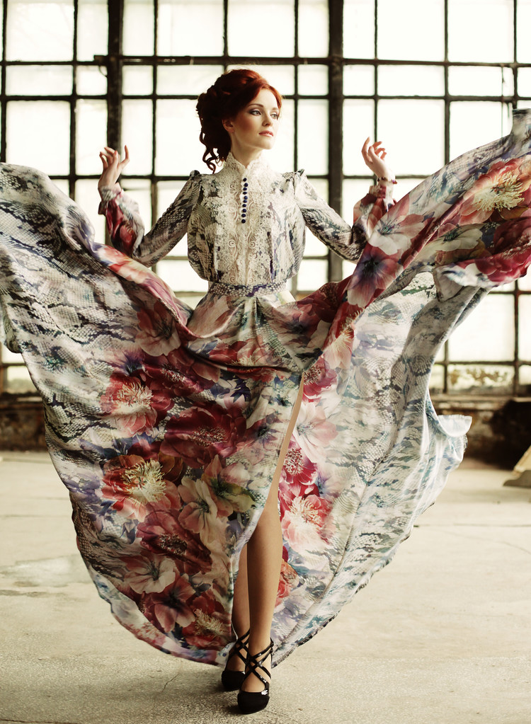 Eleganz Frau mit fliegendem Kleid im Palastzimmer - Foto, Bild