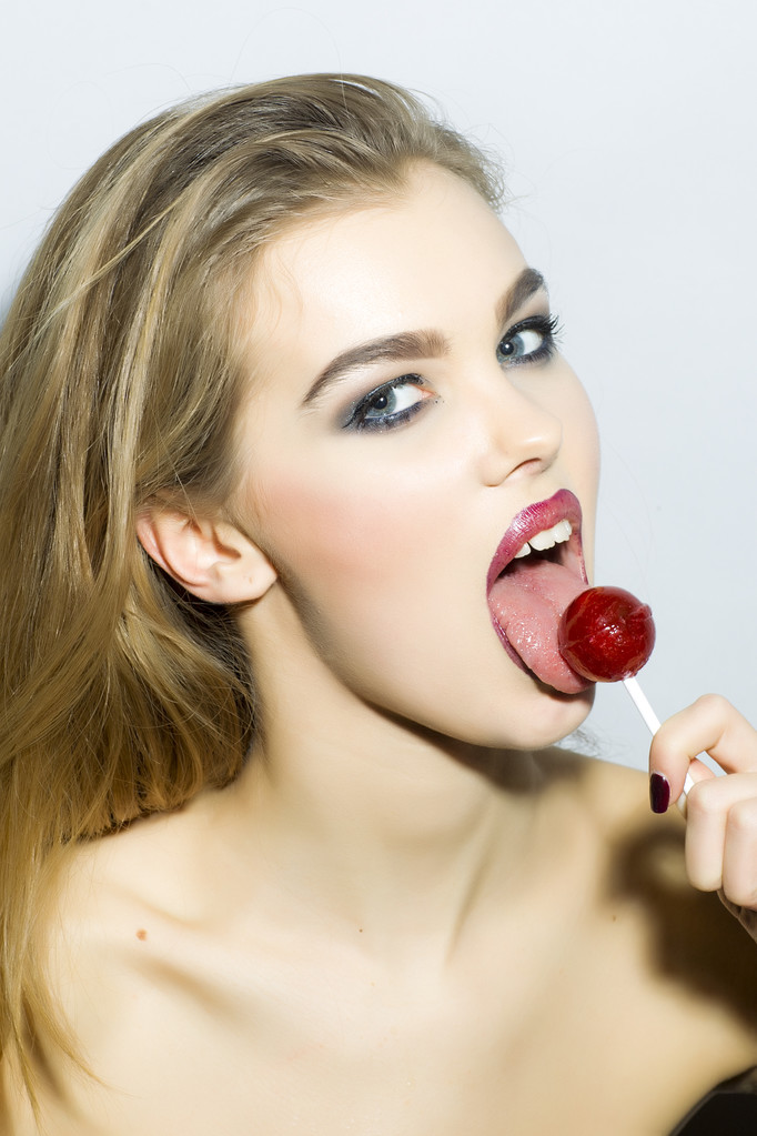 Retrato de chica rubia joven magnética con caramelo de azúcar
  - Foto, imagen