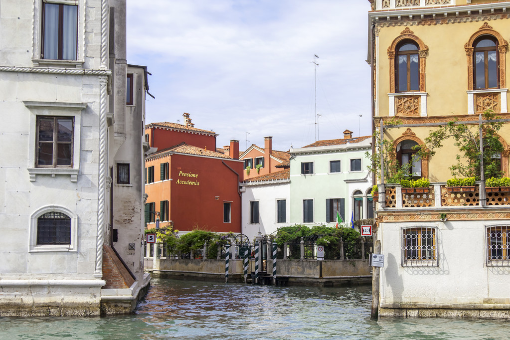 VENECIA, ITALIA - 30 DE ABRIL DE 2015. Típica vista urbana. La costa del Gran Canal (Canal Grande), la casa en la costa y las góndolas. El gran canal es la principal arteria de transporte de Venecia y su canal más conocido
 - Foto, Imagen