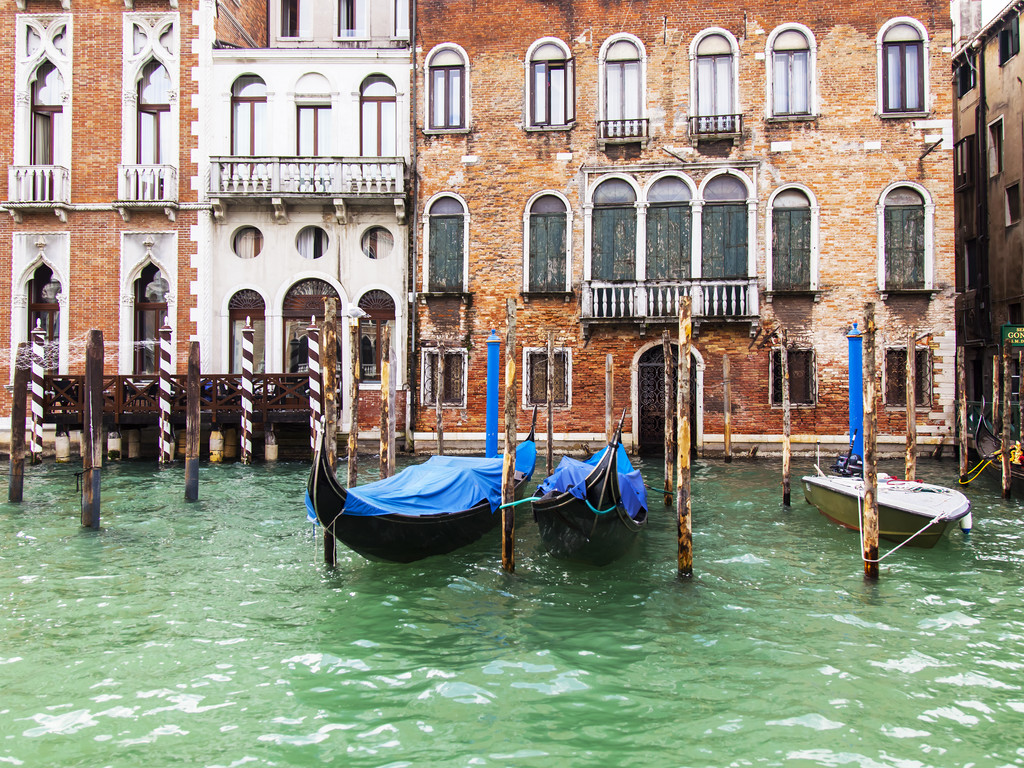 Wenecja, Włochy - na 30 kwietnia 2015 roku. Typowy widok. Na wybrzeżu kanału Grand (Canal Grande) i gondole. Kanale grand jest tętnicy głównej transportu i jego najbardziej znany kanał w Wenecji - Zdjęcie, obraz