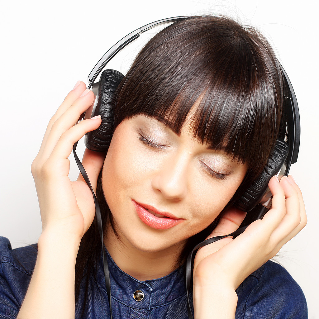  mujer con auriculares escuchando música - Foto, imagen