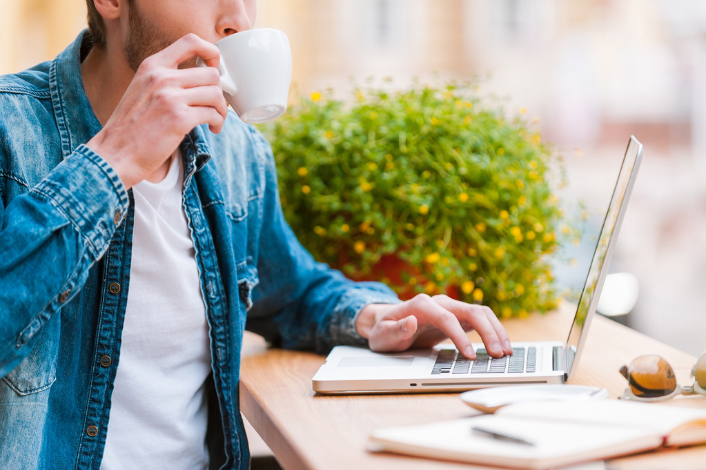 hombre beber café y trabajar en el ordenador portátil
 - Foto, Imagen