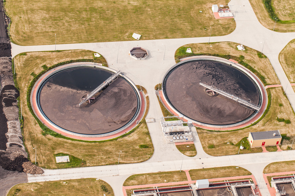 Vista aérea de la depuradora de aguas residuales
  - Foto, Imagen