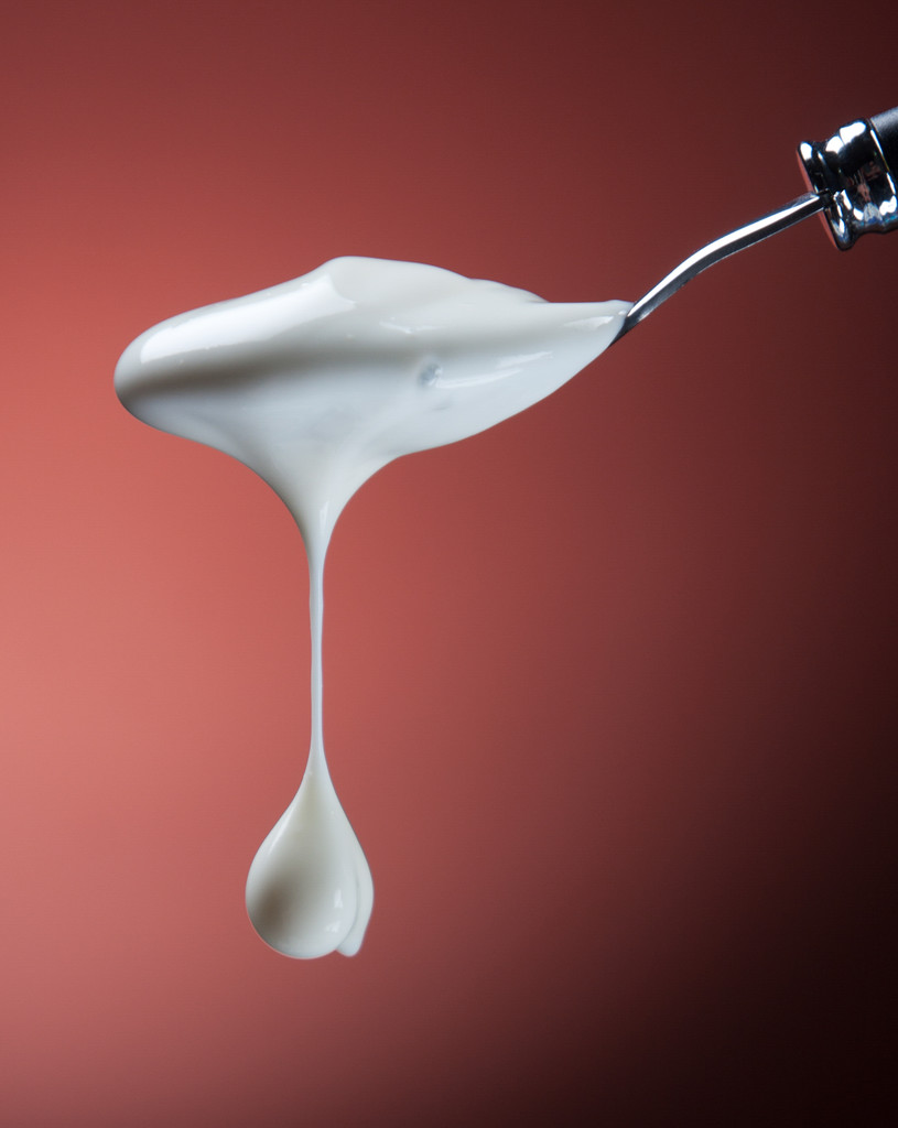 Lusikka jogurtti punaisella
 - Valokuva, kuva