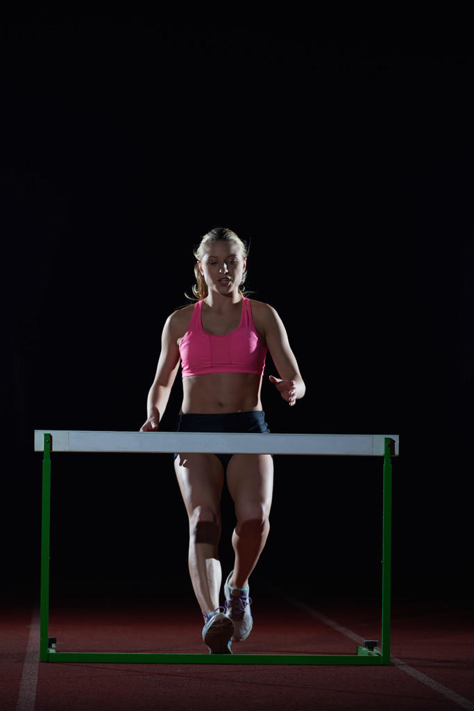mujer atleta saltar por encima de un obstáculo
 - Foto, imagen