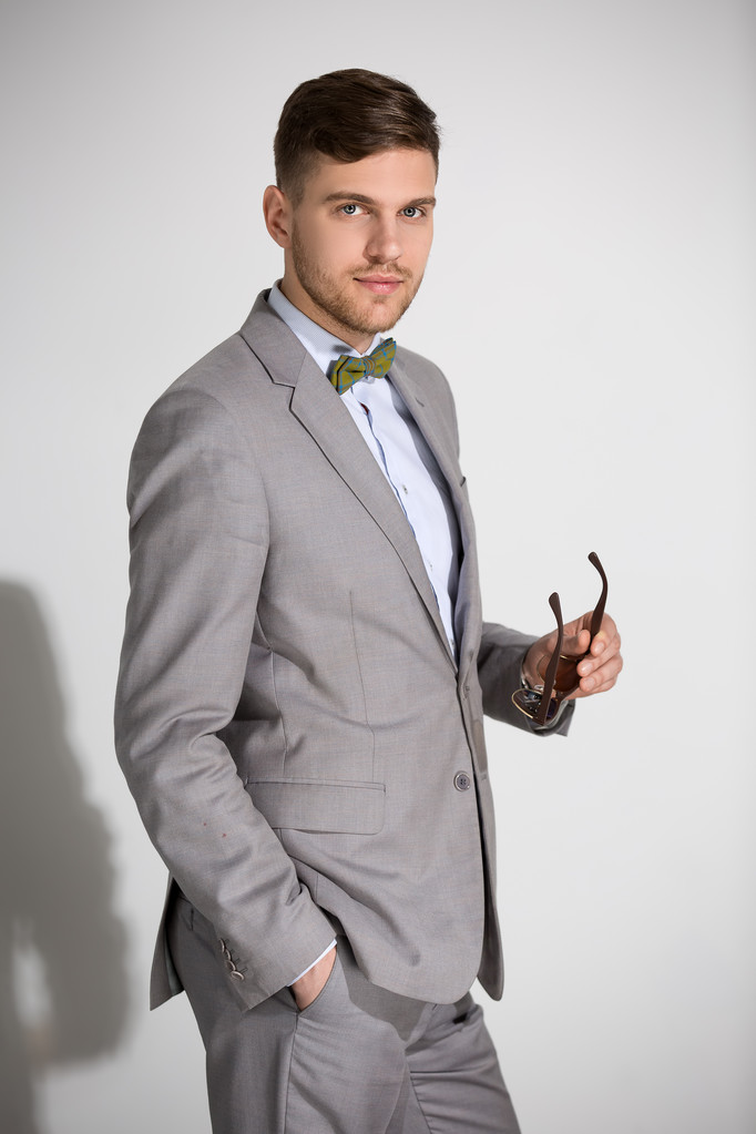 Hombre atractivo en un traje y corbata vestido de mariposa sunglas con estilo
 - Foto, Imagen