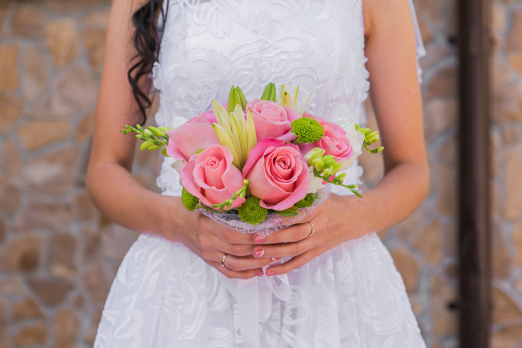 Ramo de boda de rosas rosadas y hojas
 - Foto, imagen