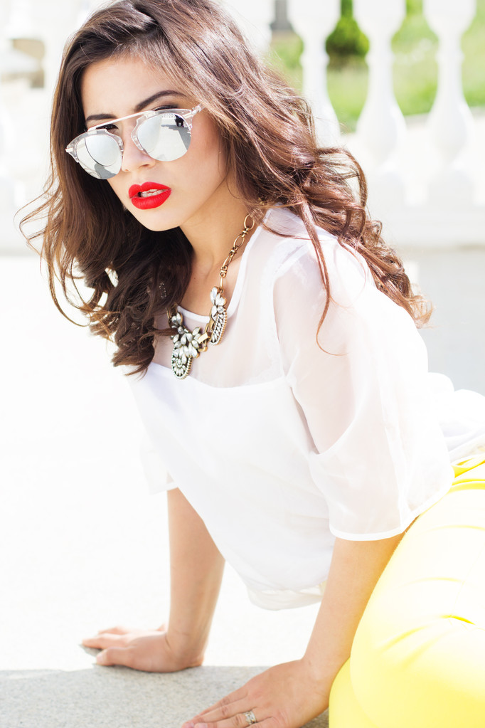 Portrait of girl with fashion sunglasses - Fotoğraf, Görsel