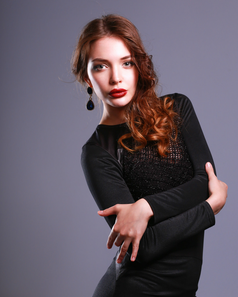 portrét krásné bruneta žena v černých šatech - Fotografie, Obrázek