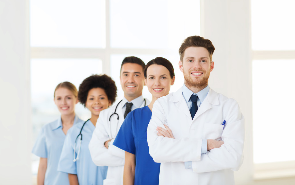 Skupina happy lékařů v nemocnici - Fotografie, Obrázek