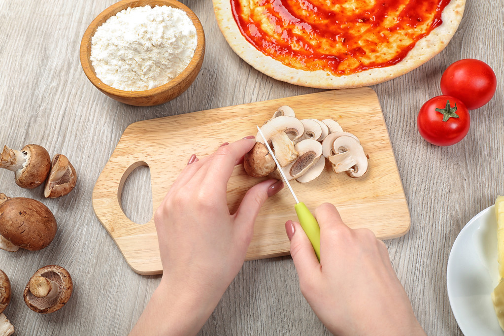 kobieta ręce gotowania pizza na drewnianym stole, zbliżenie - Zdjęcie, obraz