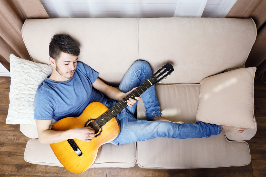 ギターを持った若い男が - 写真・画像