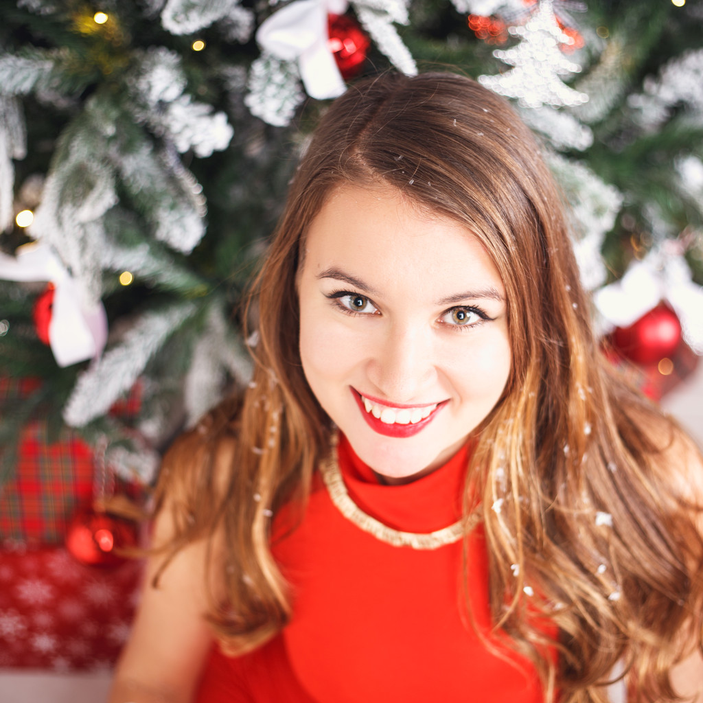 クリスマス背景にゴージャスなイブニング ドレスで美しい甘い若い女性の肖像画. - 写真・画像