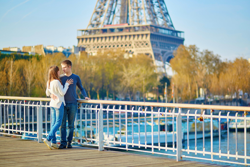 Mladí, milující pár v Paříži - Fotografie, Obrázek