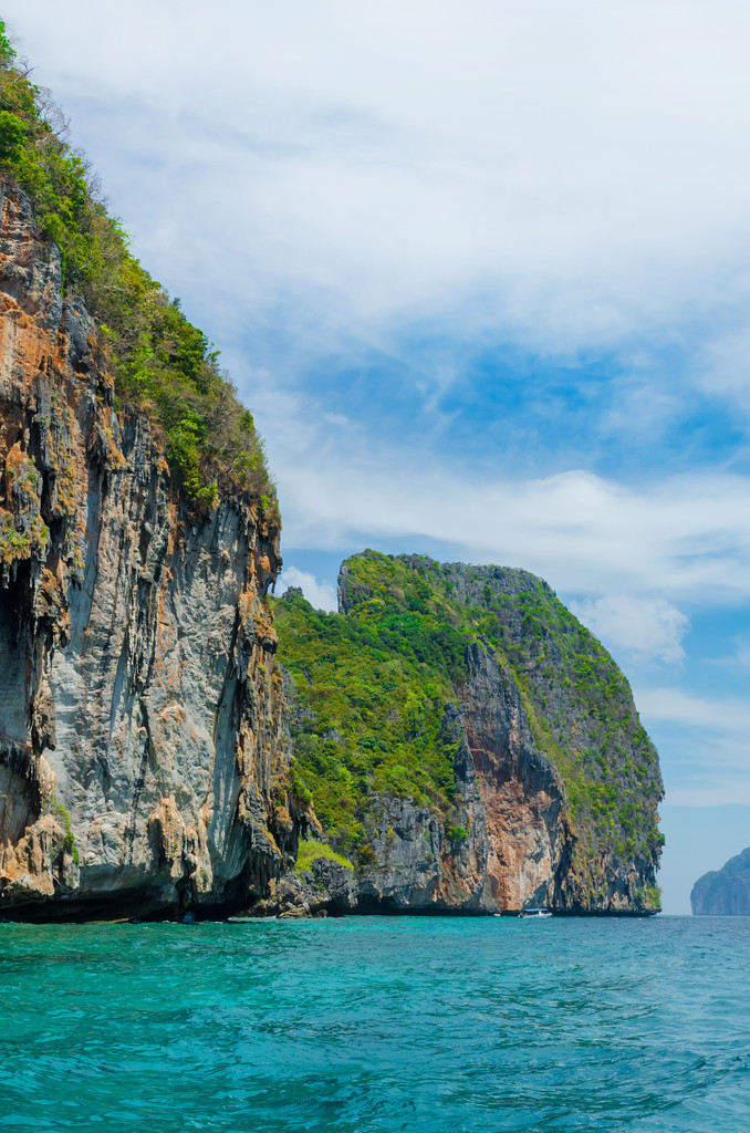 Suuri kivinen vuoristosaari matkailun meressä Krabii, Thaimaa
. - Valokuva, kuva