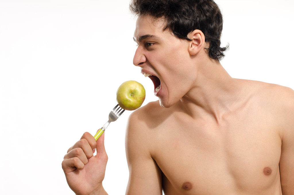 Молодой человек решил съесть органическое, здоровое яблоко для идеальной диеты
 - Фото, изображение