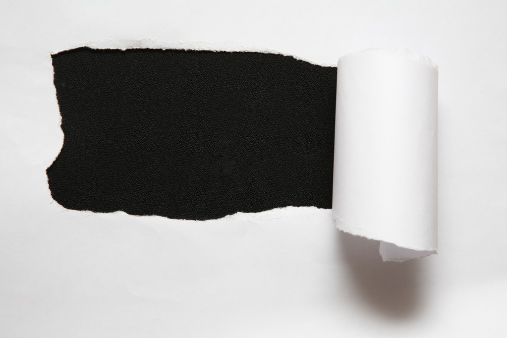 il foglio di carta strappata sullo sfondo nero
 - Foto, immagini