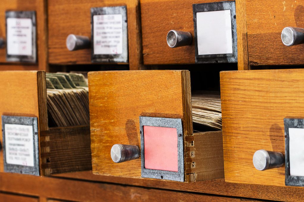 Cajas abiertas en el viejo archivo
 - Foto, Imagen