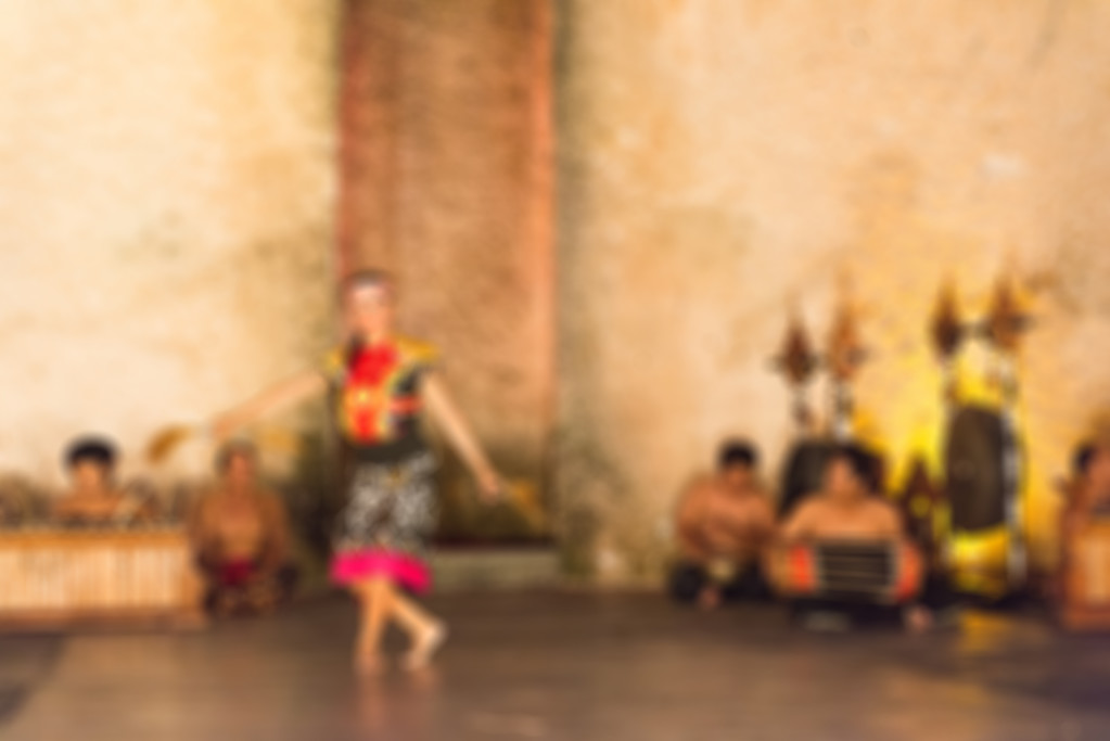 Perinteinen Bali tanssi hämärtää tausta
 - Valokuva, kuva