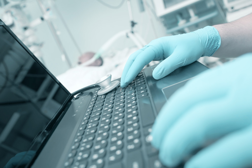 Docteur tapant sur ordinateur portable dans les soins intensifs
 - Photo, image