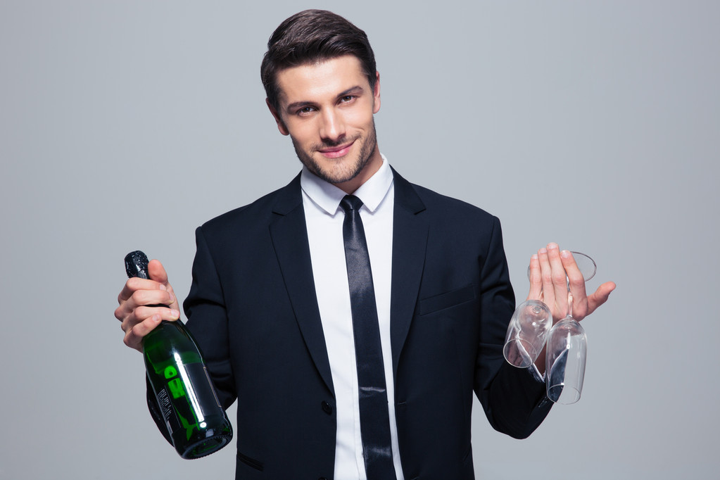 Biznesmen trzymając butelkę szampana i szkła  - Zdjęcie, obraz
