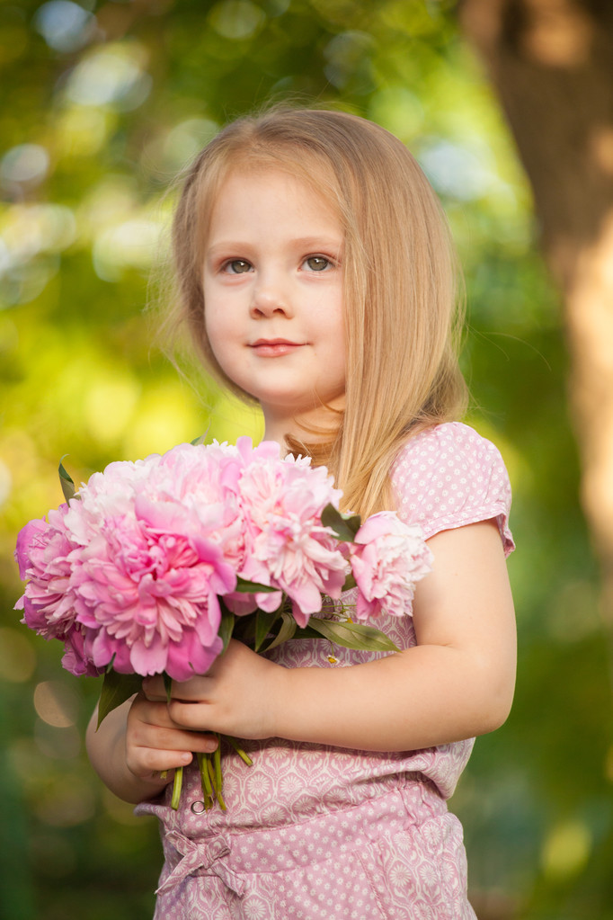 linda menina com cabelo loiro ao ar livre. Menina 2-3 anos de idade
 - Foto, Imagem
