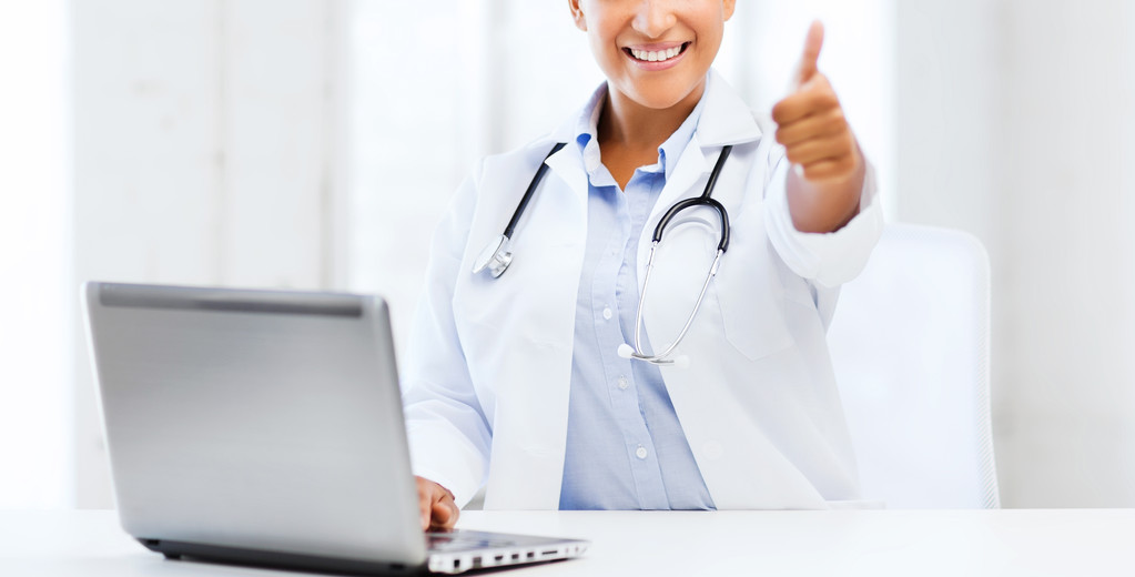 Medico femminile con pc portatile
 - Foto, immagini