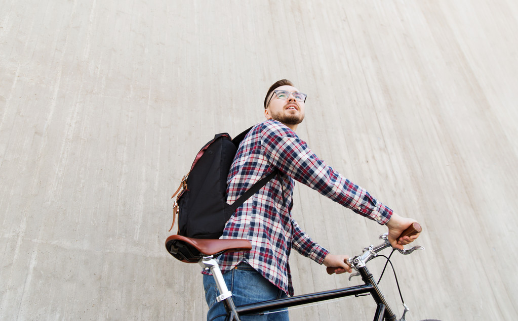 homme hipster avec vélo à engrenages fixes et sac à dos
 - Photo, image