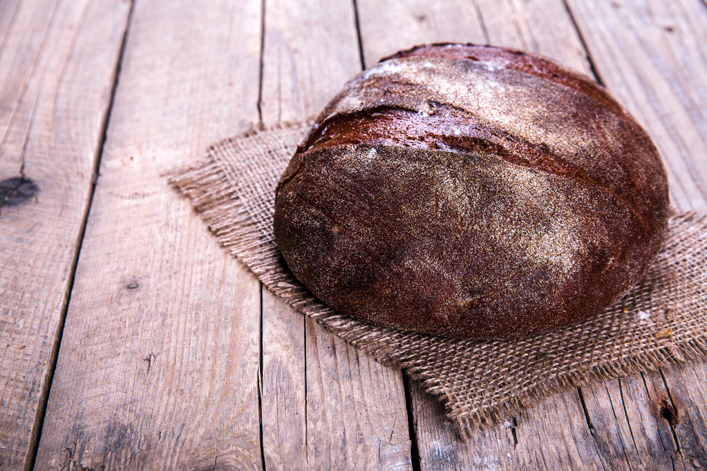 potraviny, pěkné žitného chleba na dřevěné pozadí - Fotografie, Obrázek
