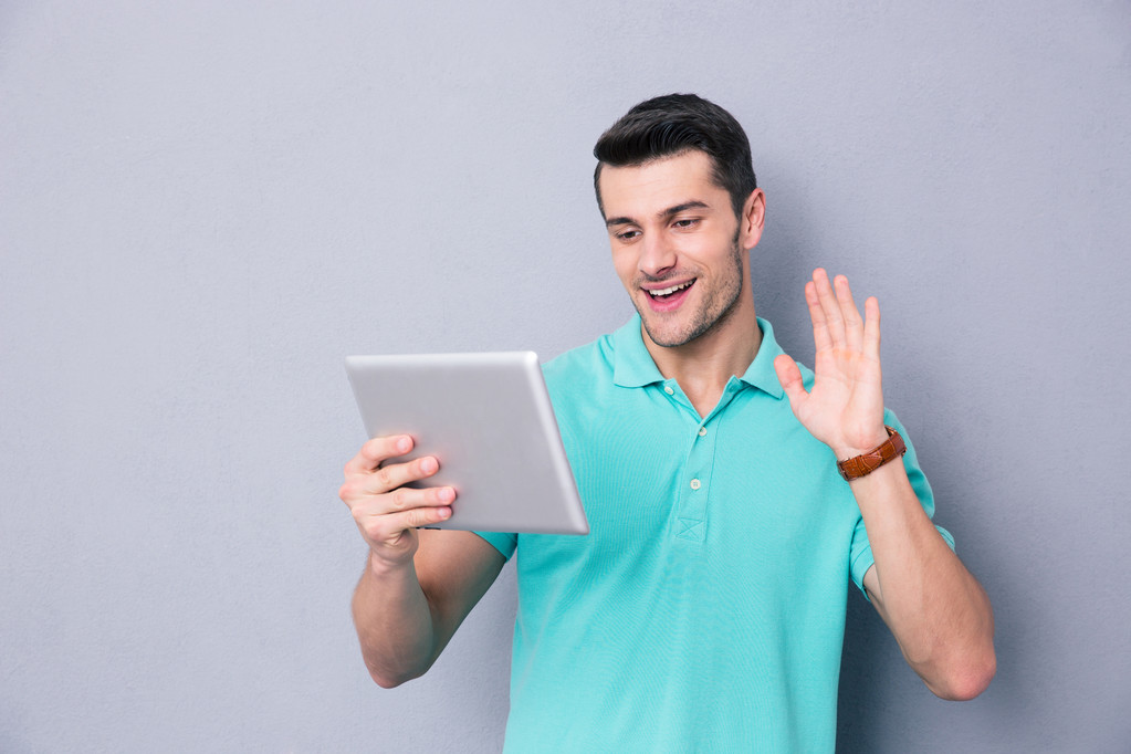 Άνθρωπος δείχνει σημάδι χαιρετισμό στον υπολογιστή tablet - Φωτογραφία, εικόνα