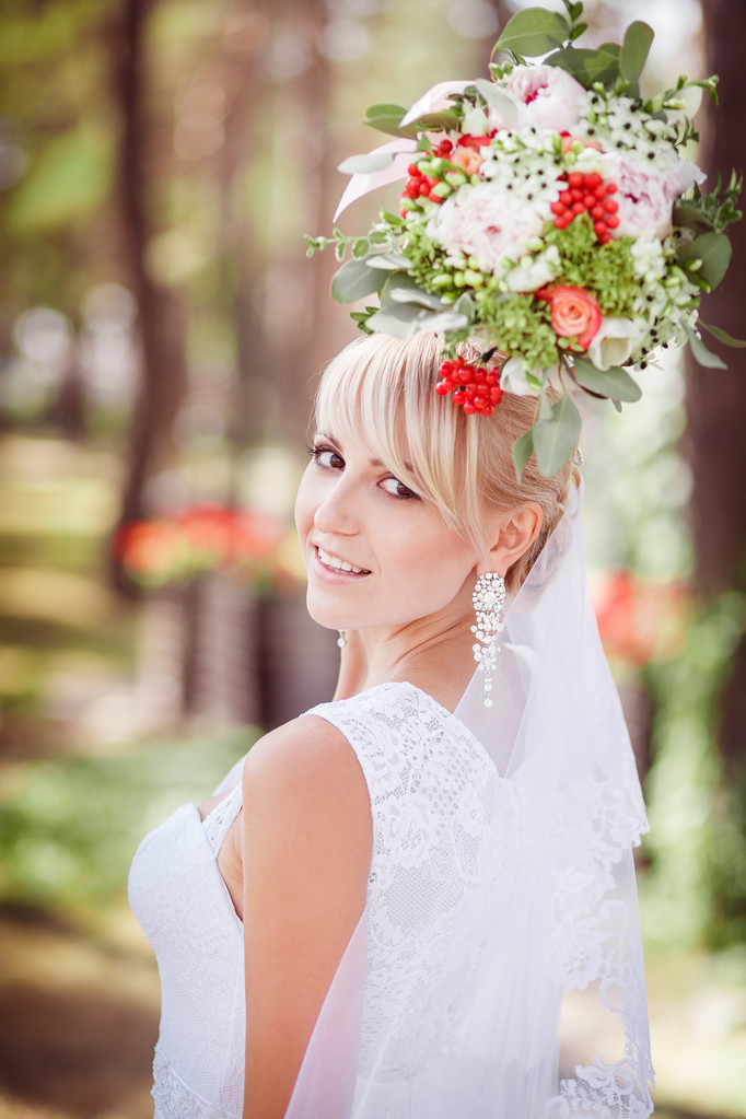 sposa bionda con un bouquet
 - Foto, immagini