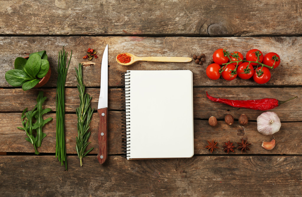 新鮮なハーブ、トマトと木製の背景にスパイスでレシピ帳を開きます - 写真・画像