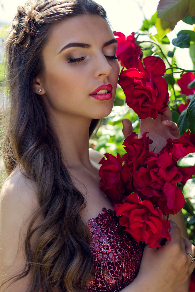 Kırmızı gül çiçekler ile kız - Fotoğraf, Görsel