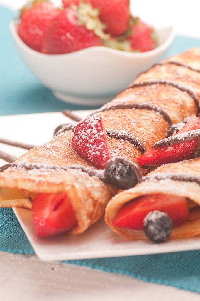 Pfannkuchen serviert mit Erdbeeren, Blaubeeren und Schokolade auf  - Foto, Bild