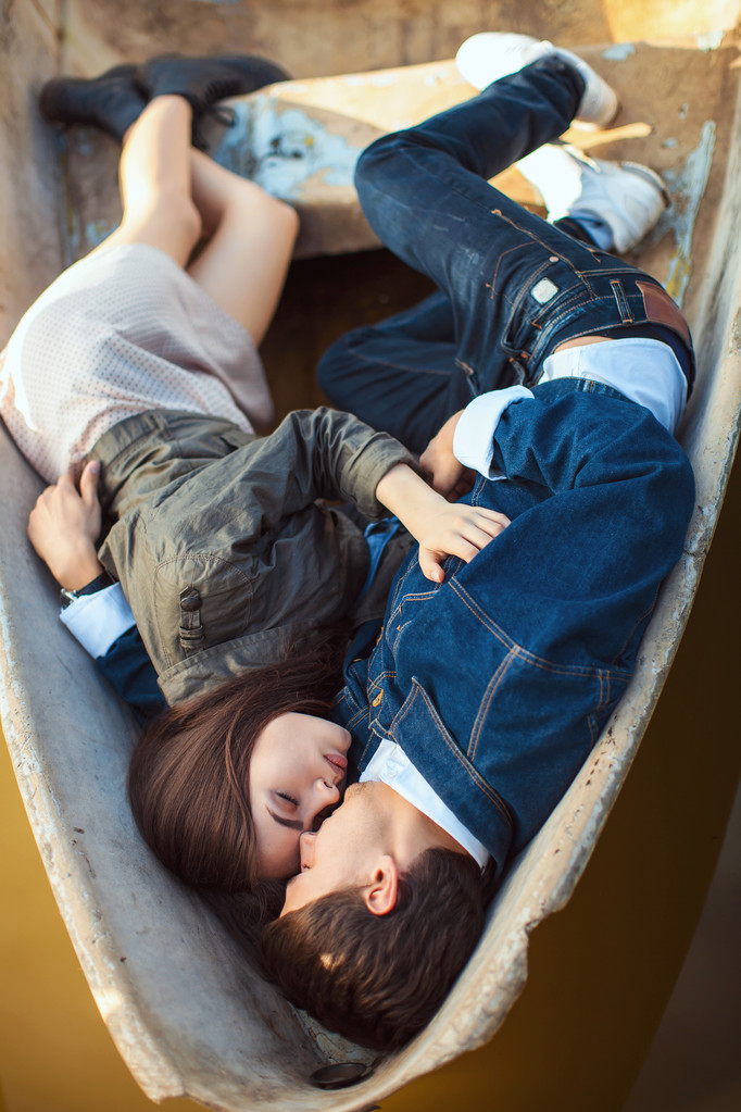 boldog romantikus pár evezés egy kis hajó, tó - Fotó, kép