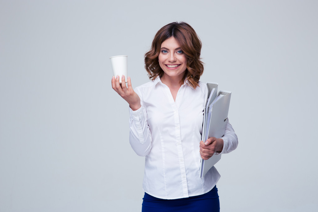 Kobieta trzyma kubek z kawą i folderów - Zdjęcie, obraz