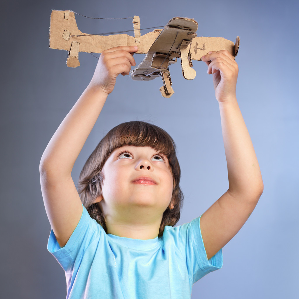 Chłopiec bawiący się papierowym samolotem - Zdjęcie, obraz