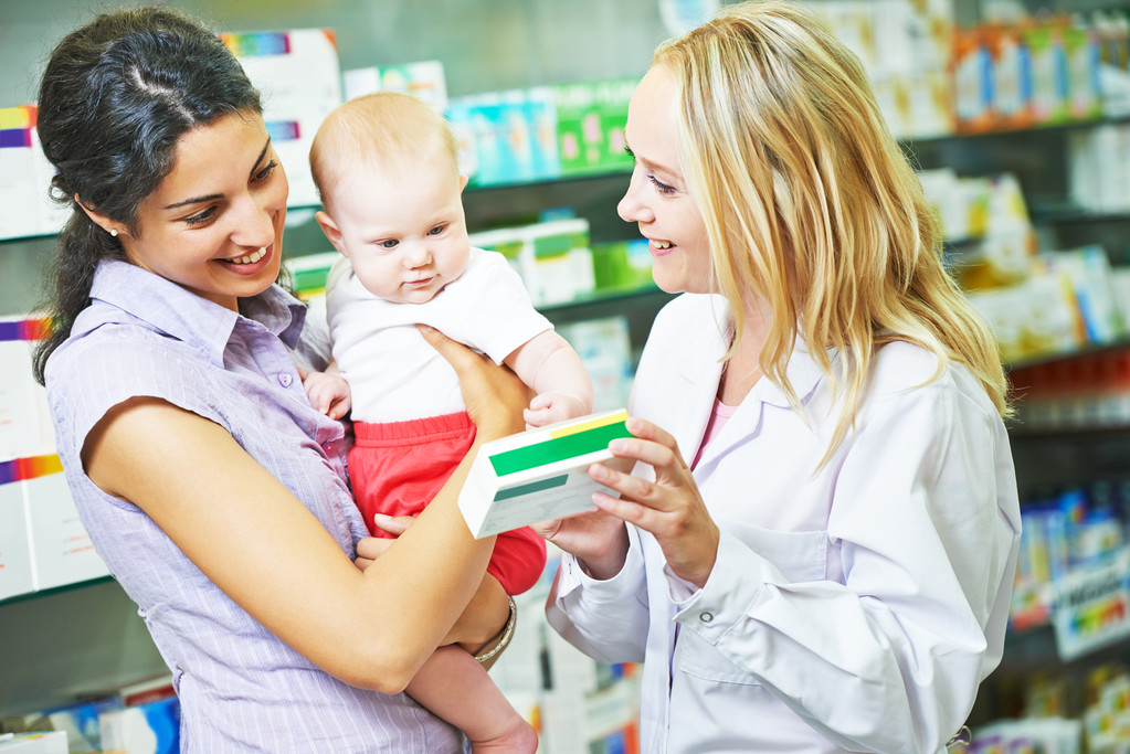 Apteekkikemisti, äiti ja lapsi apteekissa
 - Valokuva, kuva