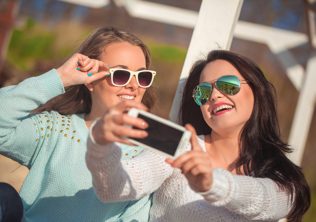 Deux filles prenant selfie
 - Photo, image