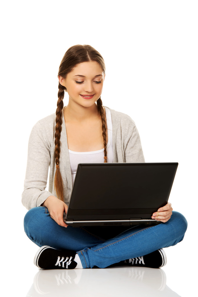laptop ile oturan kadın öğrenci. - Fotoğraf, Görsel