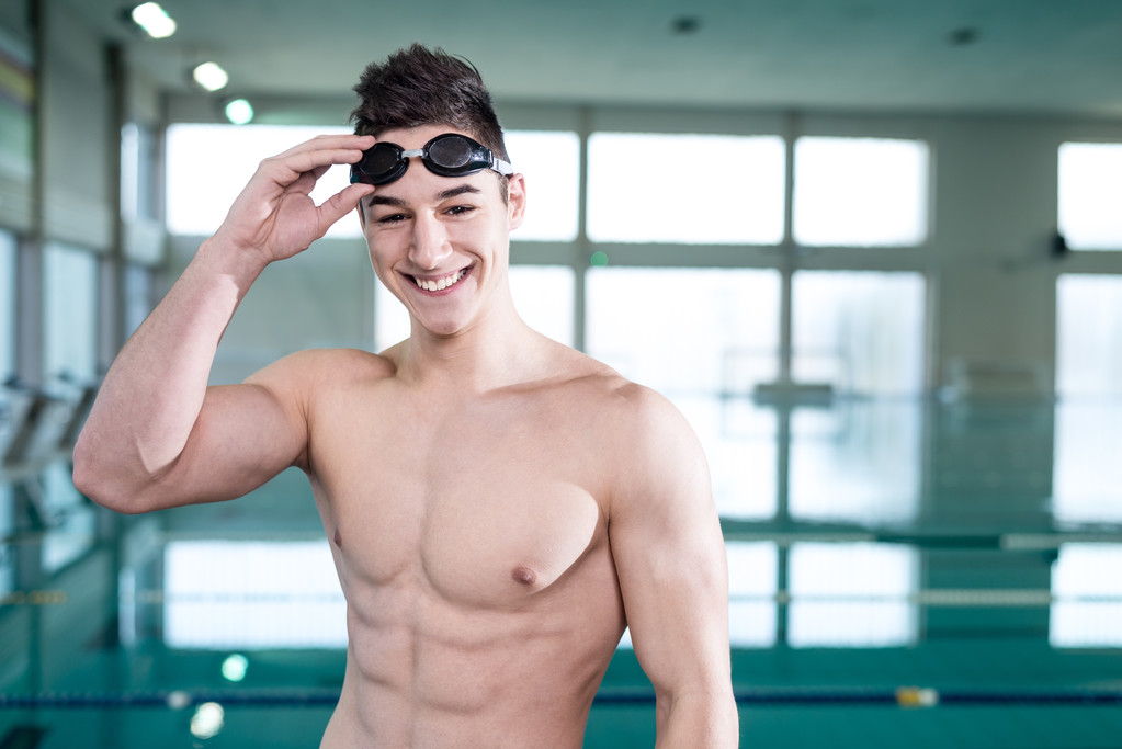 Młody mięśni pływak z okularów ochronnych - Zdjęcie, obraz