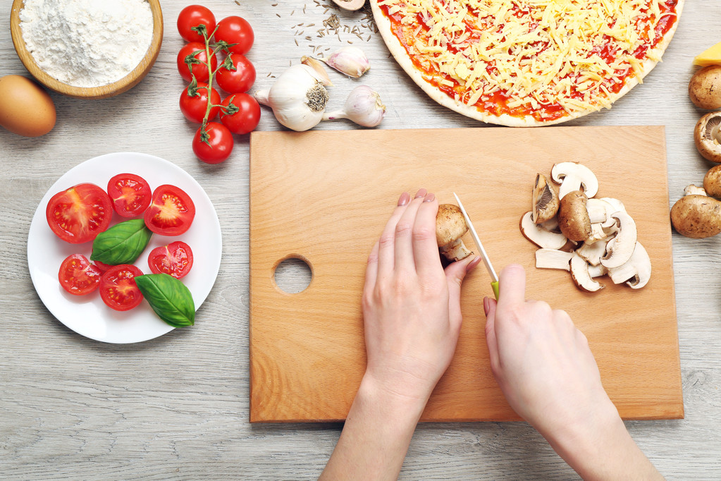 Mulher fazendo pizza na mesa
 - Foto, Imagem