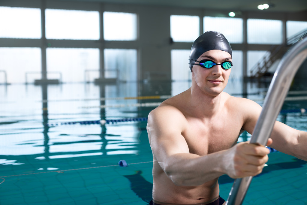 Ammattimainen uimari tikkailla
 - Valokuva, kuva