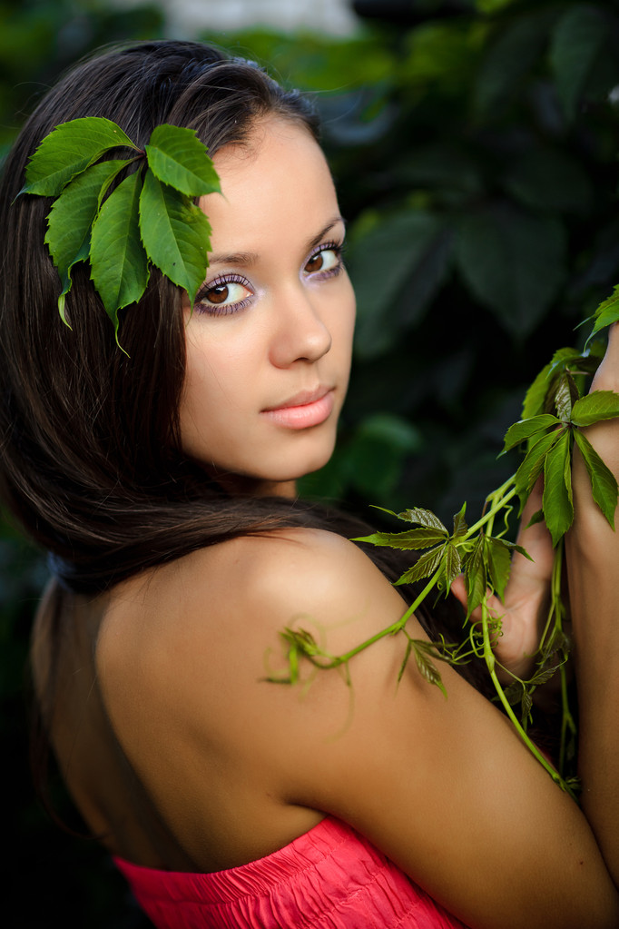 Belle jeune femme aux feuilles de raisin sauvages
 - Photo, image