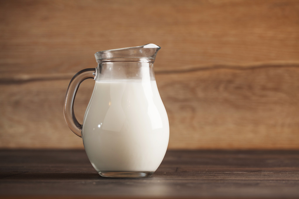 čerstvé mléko v džbánu - Fotografie, Obrázek