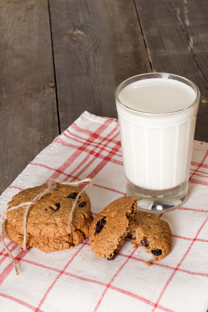 Biscuits à l'avoine avec des raisins secs et un verre de lait
 - Photo, image