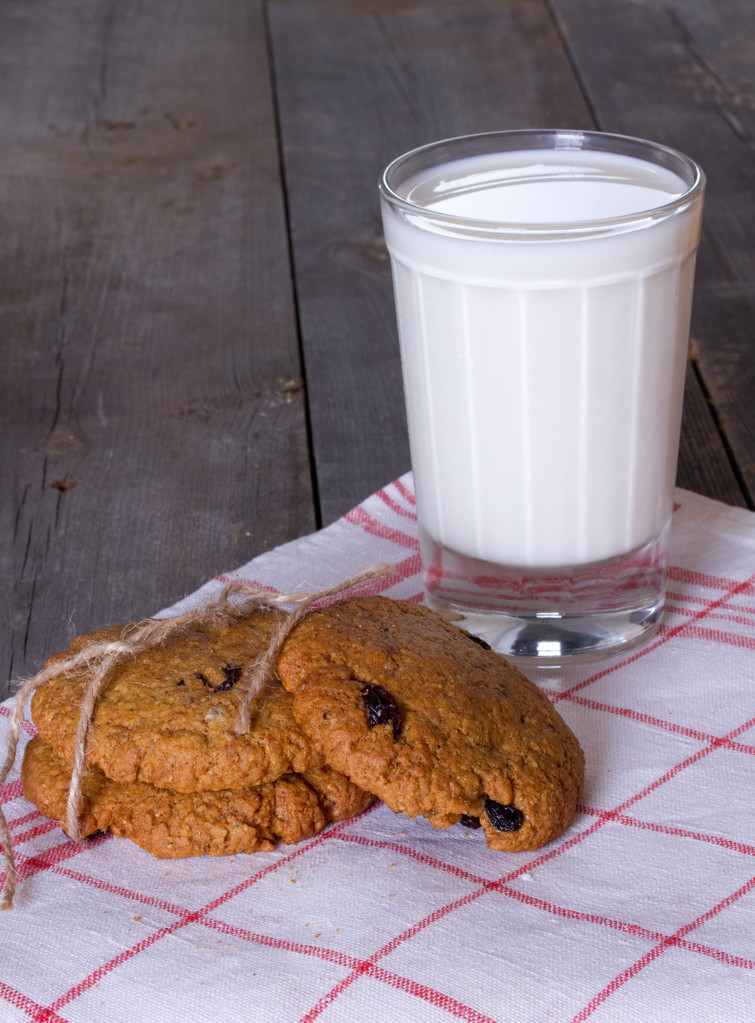 Вівсяне печиво з родзинками і склянкою молока
 - Фото, зображення