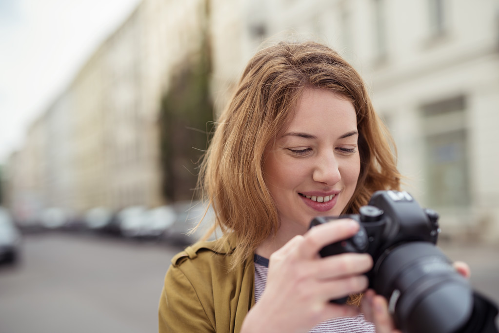 Nuori nainen digitaalikameralla City Streetillä
 - Valokuva, kuva