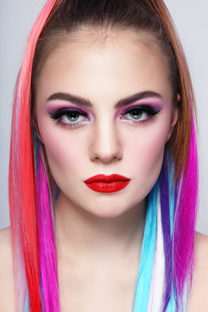 κορίτσι με πολύχρωμα μαλλιά επεκτάσεις - Φωτογραφία, εικόνα