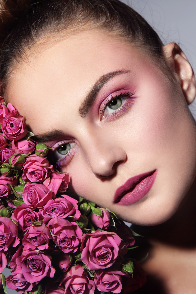 Mulher bonita com rosas rosa
 - Foto, Imagem